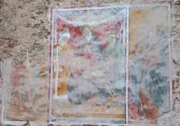 Sulla facciata di Madonna del Campanile